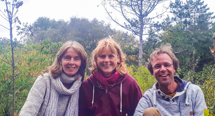 Bomen planten met schoolkinderen