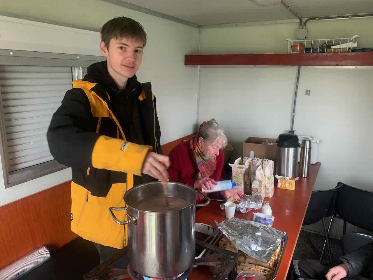 Dorian en Marijke met warme chocolademelk en pannenkoeken